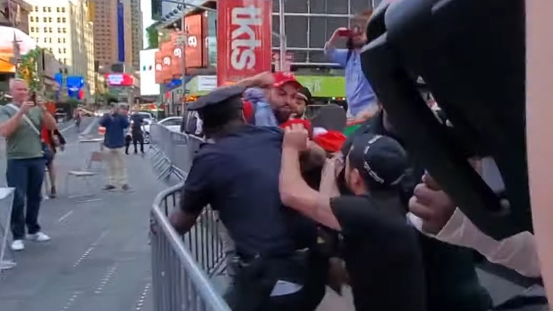 brawl between pro-Israel and pro-Palestinian demonstrators in Times Square (VIDEO) – RT in english