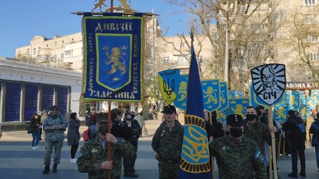 Manifestants arborant l'insigne de la 14e division SS «galicienne no 1» à Kiev.