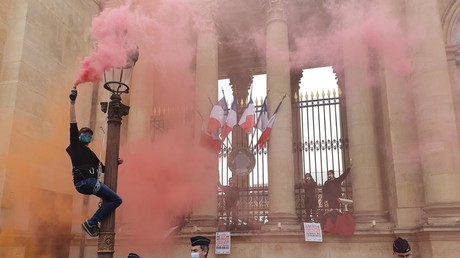 Loi Climat : des militants d'Extinction Rebellion s'enchaînent aux grilles de l'Assemblée