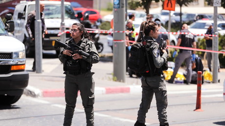 Les forces de l'ordre israéliennes surveillent la scène de l'attaque au couteau qui a fait deux blessés à Jérusalem-Est le 24 mai 2021.