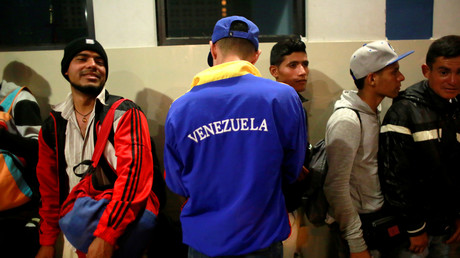 Des migrants vénézuéliens attendent au Centre binational des services frontaliers du Pérou, à la frontière avec l'Equateur, à Tumbes (Pérou), le 25 août 2018.