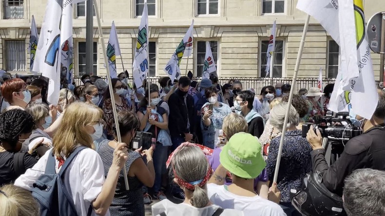 «On est les grandes oubliées» : les infirmières scolaires dans la rue pour plus de moyens (VIDEO)