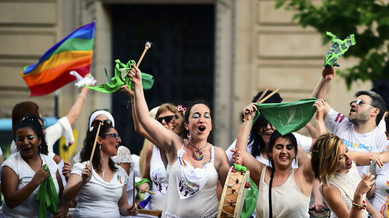 Les députés argentins votent un quota de 1% d'emplois publics pour les personnes transgenres