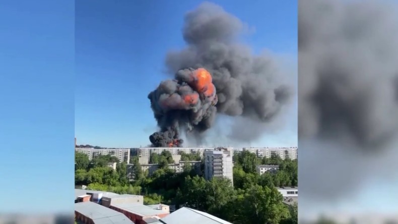 Russie : un spectaculaire incendie frappe une station-service en Sibérie