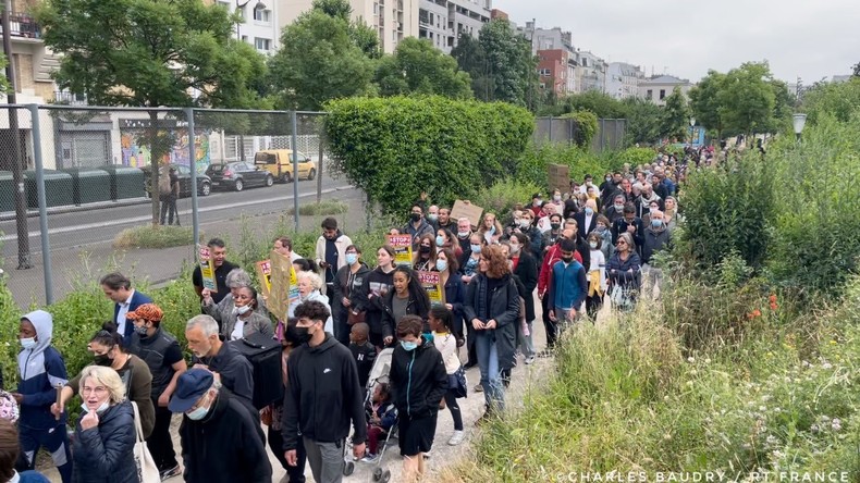 Crack à Paris : une centaine de riverains excédés manifestent dans les jardins d'Eole