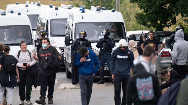 Rave party à Redon : des manifestants déversent des munitions utilisées par les forces de l'ordre