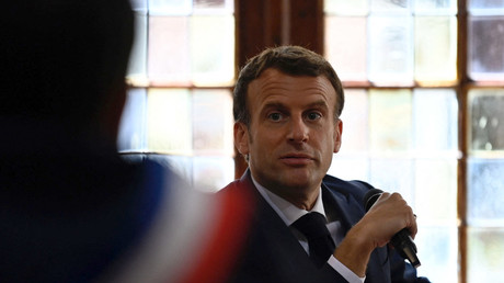 Emmanuel Macron lors d'une réunion avec des élus et des habitants à Martel, le 3 juin 2021.