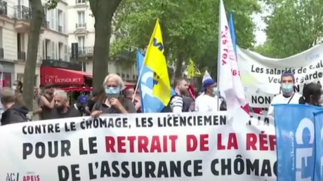 Des centaines de personnes manifestent à Paris contre la réforme de l’assurance chômage (VIDEO)