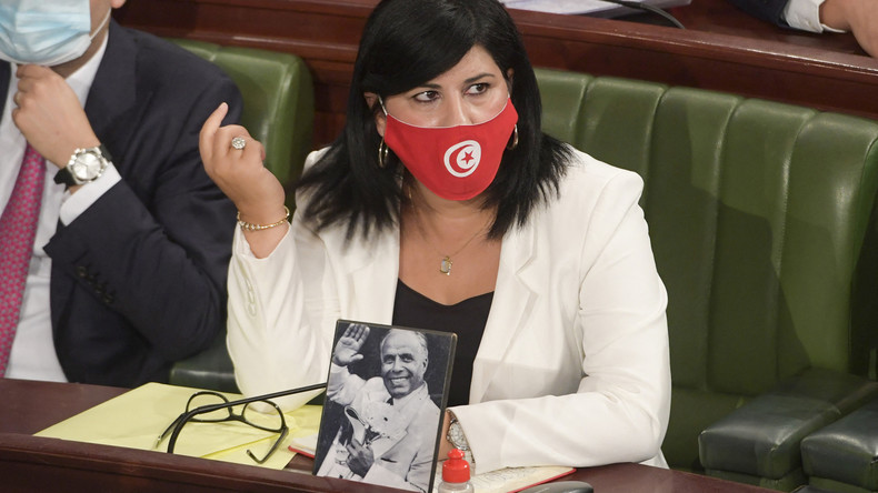 Tunisie : la députée Abir Moussi subit deux agressions d'élus islamistes en plein Parlement