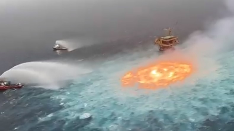 «L'océan brûle» : un spectaculaire incendie au large du Mexique fait réagir la toile (VIDEOS)