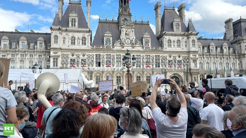 Des centaines de manifestants devant l'Hôtel de Ville pour dénoncer le «saccage de Paris»