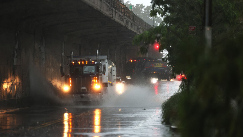 New York inondée par les pluies alors qu'approche la tempête tropicale Elsa (VIDEOS)