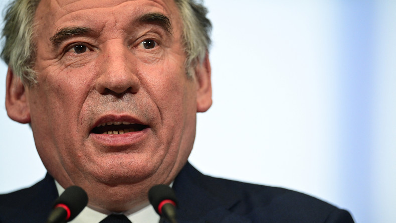 François Bayrou veut suspendre tout soignant qui refuse d'être vacciné contre le Covid-19