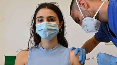 Une femme reçoit une injection du vaccin Pfizer-BioNTech contre le Covid-19 dans une clinique à Lampedusa, en Italie, le 15 mai 2021.