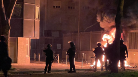 Les policiers parisiens confrontés aux violences urbaines et aux mortiers d'artifice dans la nuit de la fête nationale dans le nord de Paris.