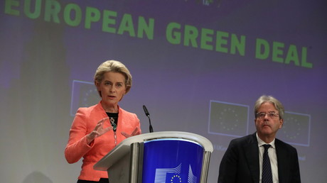 La présidente de la Commission européenne, Ursula von der Leyen, présente les nouvelles propositions de politique climatique de l'UE en compagnie du commissaire européen Paolo Gentiloni à Bruxelles, le 14 juillet 2021.