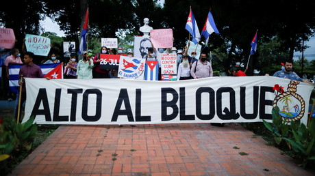 Une banderole «Stop au blocus» lors d'une manifestation de soutien au gouvernement cubain sur la plaza José Martí à San Salvador, El Salvador, le 12 juillet 2021. (illustration)