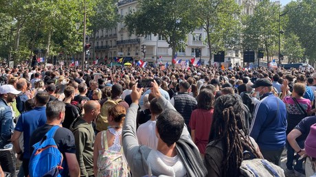 Paris: des milliers de manifestants contre le pass sanitaire et l’obligation vaccinale des soignants Paris: des milliers de manifestants contre le pass sanitaire et l’obligation vaccinale des soignants