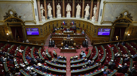 Exemption pour les mineurs et les terrasses : le Sénat remanie le texte sur le pass sanitaire Exemption pour les mineurs et les terrasses : le Sénat remanie le texte sur le pass sanitaire