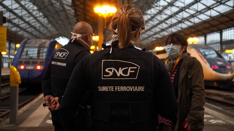 Des agents de sécurité SNCF contrôlent les voyageurs à la gare de Tours, le 11 mai 2020 (image d'illustration).