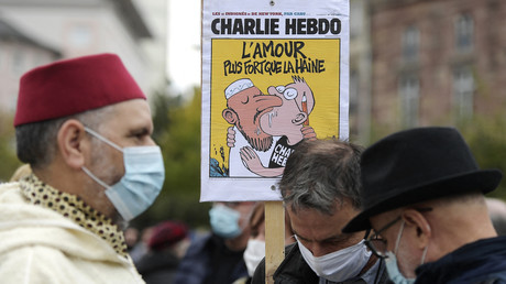 Un homme tient la première page d'un exemplaire de l'hebdomadaire satirique Charlie Hebdo à Strasbourg, le 18 octobre 2020, en hommage au professeur d'histoire Samuel Paty (image d'illustration).