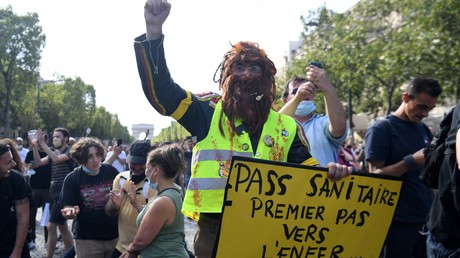 Manifestant grimé, déguisé et portant un gilet jaune lors du rassemblement contre le passe sanitaire à Paris le 24 juillet (image d'illustration).