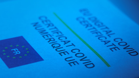 Faux certificats de vaccination : un an ferme pour une trafiquante Faux certificats de vaccination : un an ferme pour une trafiquante