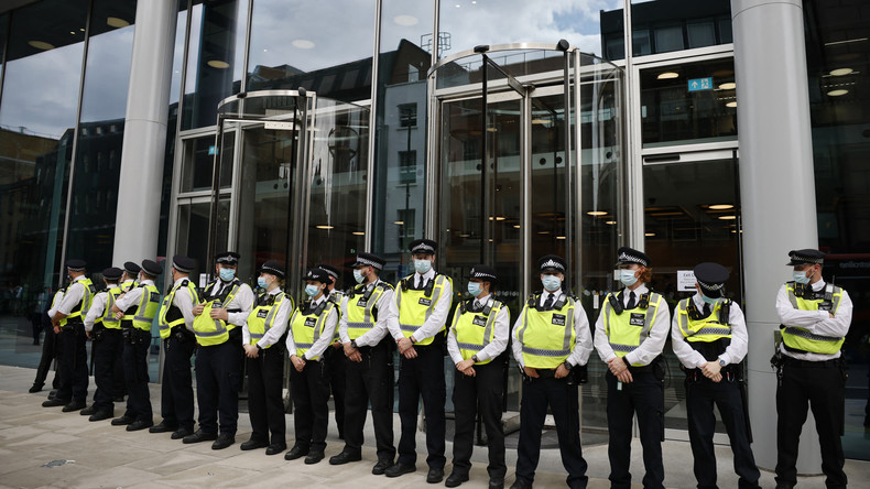 Londres : des opposants aux restrictions sanitaires investissent des bureaux de télévisions (VIDEOS)
