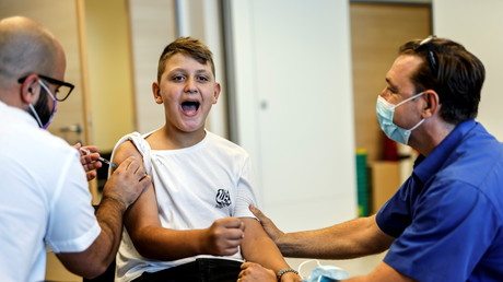 Un jeune se fait vacciner contre le Covid-19, à Ashkelon en Israël, le 6 juin 2021 (image d'illustration).