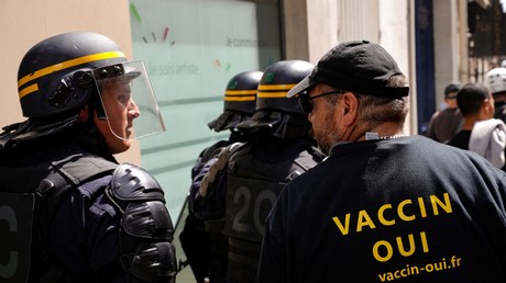 Un CRS et un manifestant anti-pass sanitaire (