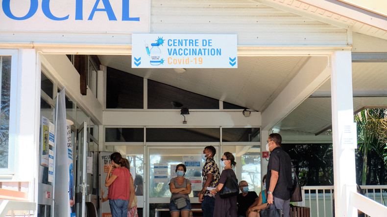 Des personnes font la queue dans un centre de vaccination Covid-19 à Nouméa, en Nouvelle-Calédonie, le 16 mars 2021.
