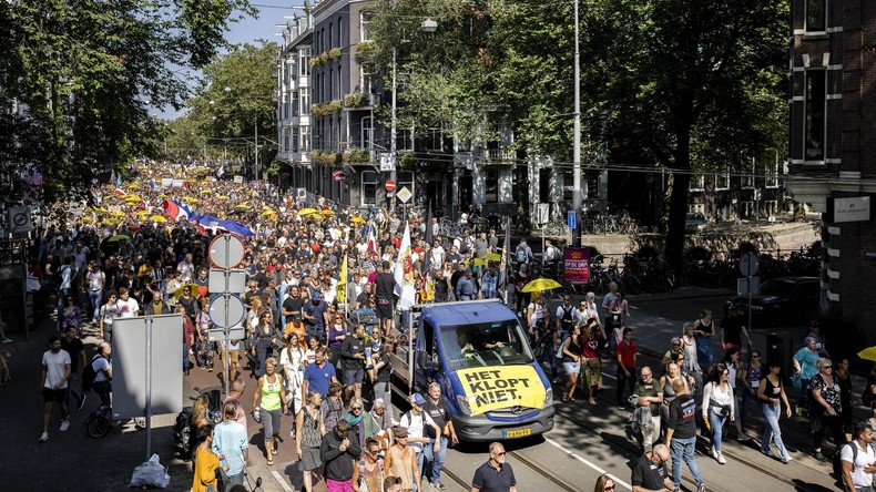 «Apartheid médical» : des milliers de personnes défilent à Amsterdam contre les mesures sanitaires