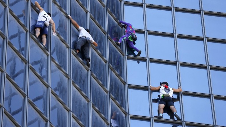«Contre le pass sanitaire» : le «Spider-Man français» à l'ascension d'une tour de la Défense