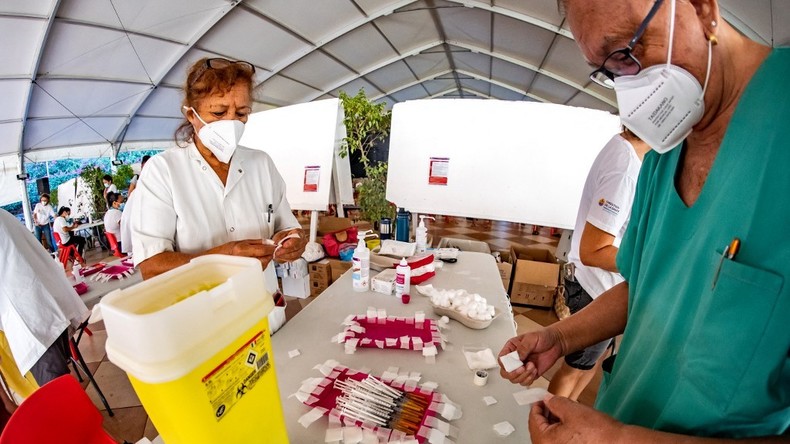 Des milliers de Polynésiens manifestent à Papeete contre la loi sur l'obligation vaccinale