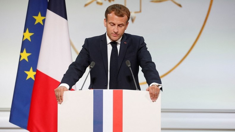 Macron «demande pardon» aux harkis au nom de la France, son discours perturbé