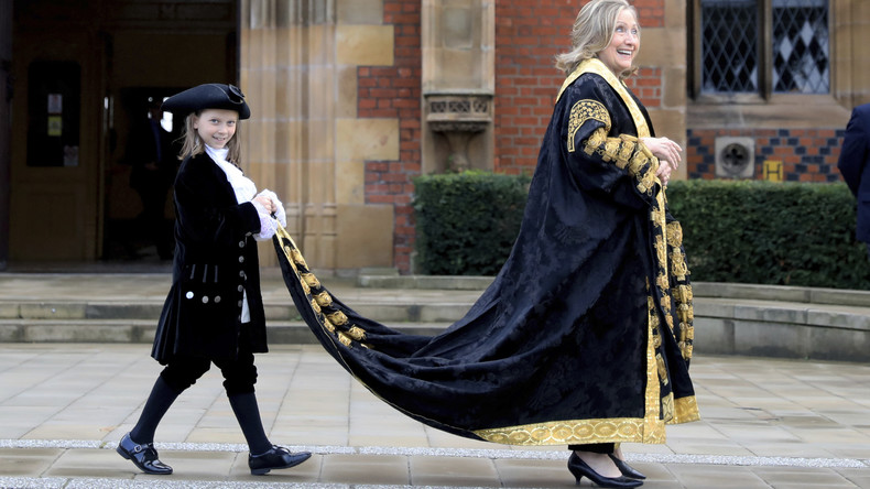 «Criminelle de guerre !» : Hillary Clinton conspuée lors d'une visite en Irlande du Nord