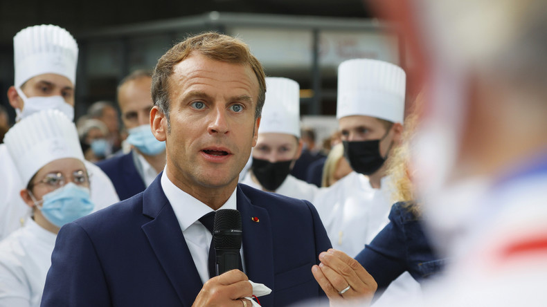 Macron victime d'un jet d'œuf lors de sa visite au Salon de la restauration de Lyon (VIDEO)