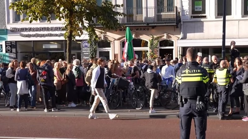 Pays-Bas : rassemblement en soutien à un restaurant opposé au contrôle du pass sanitaire (VIDEO)
