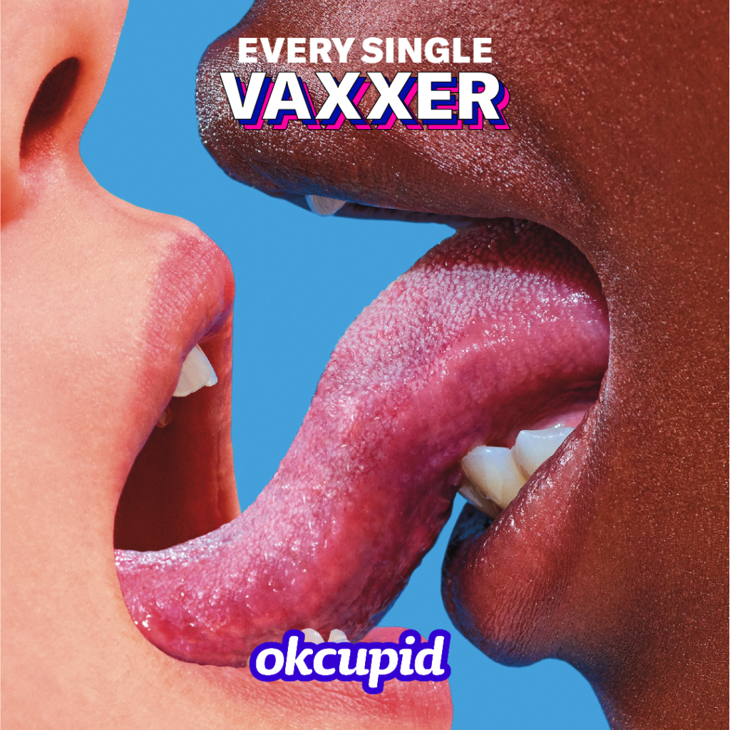 «Propagande» : à New York, une femme déchire une publicité pro-vaccin contre le Covid-19