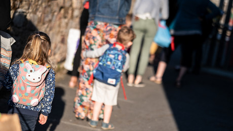 Ecoliers positifs au Covid : les parents vaccinés obligés de garder leur enfant seront indemnisés Ecoliers positifs au Covid : les parents vaccinés obligés de garder leur enfant seront indemnisés
