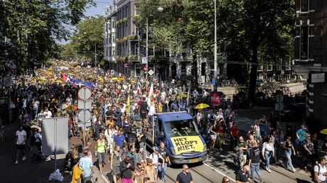 «Apartheid médical» : des milliers de personnes défilent à Amsterdam contre les mesures sanitaires «Apartheid médical» : des milliers de personnes défilent à Amsterdam contre les mesures sanitaires