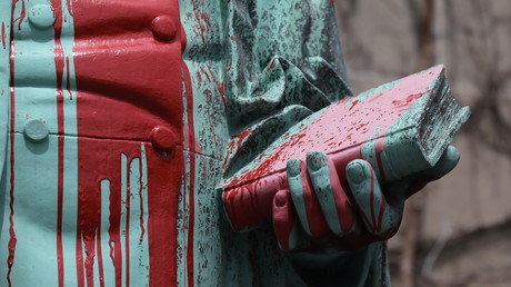 Canada : face à la polémique, les cérémonies de destruction de livres jugés racistes suspendues