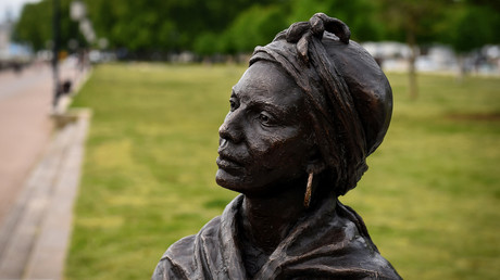 Bordeaux : la statue d'esclave dégradée par un étudiant en art «sensible à la question décoloniale»