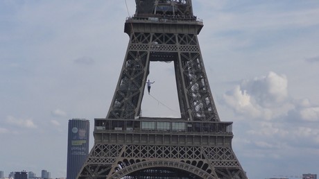 Paris : le funambule Nathan Paulin relie la tour Eiffel et le théâtre de Chaillot