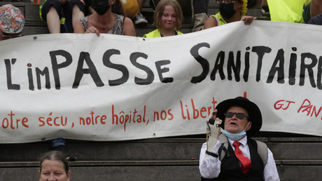 «Ta tête à la guillotine !» : des anti-pass limousins prennent à partie des journalistes de France 3