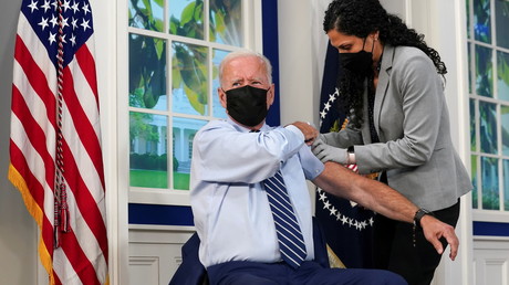 Le président des Etats-Unis Joe Biden reçoit sa troisième dose de vaccin contre le Covid-19 à la Maison Blanche à Washington, le 27 septembre 2021.