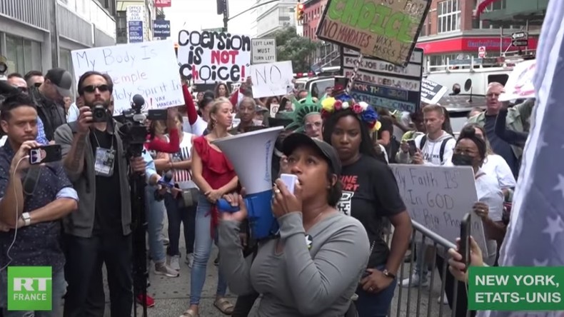 Covid-19 : des centaines d'enseignants manifestent contre la vaccination obligatoire à New York