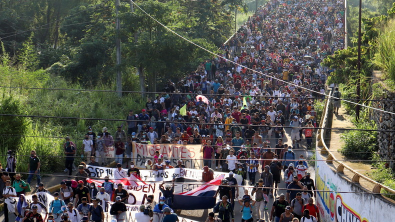 «Nous venons en paix» : une caravane de plusieurs milliers de migrants traverse le Mexique