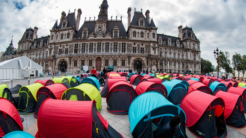 Des dizaines de tentes de migrants évacuées par la police devant l'Hôtel de ville de Paris (VIDEOS)