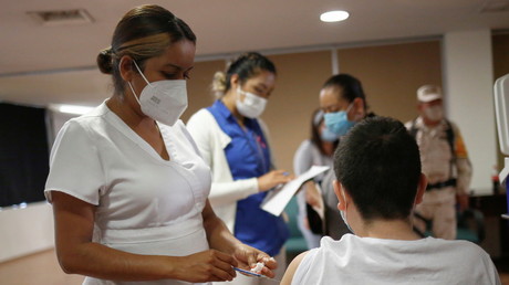 Un enfant reçoit une dose de vaccin contre le Covid-19 à Mexico le 19 octobre 2021 (image d'illustration).
